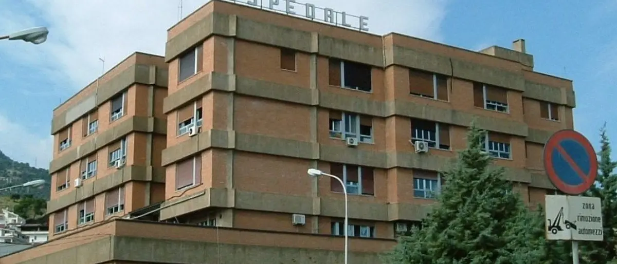 Trebisacce, donna trovata morta davanti al Pronto Soccorso: si tratta di Ornella Forastefano. Ipotesi femminicidio\n