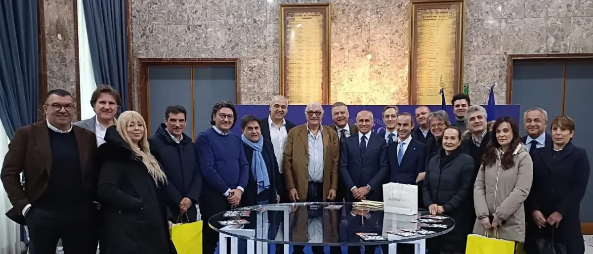 Caruso consegna il Rosone della Cattedrale di Cosenza agli imprenditori che hanno abbellito la città nel periodo natalizio