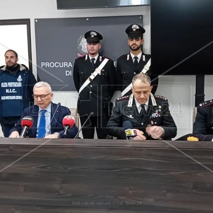 Telefonini e droga nel carcere. «Una gestione inquietante a Catanzaro»