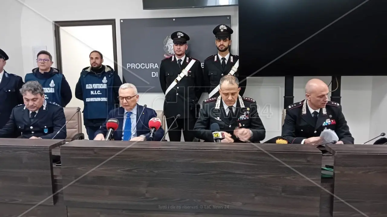 Telefonini e droga nel carcere. «Una gestione inquietante a Catanzaro»