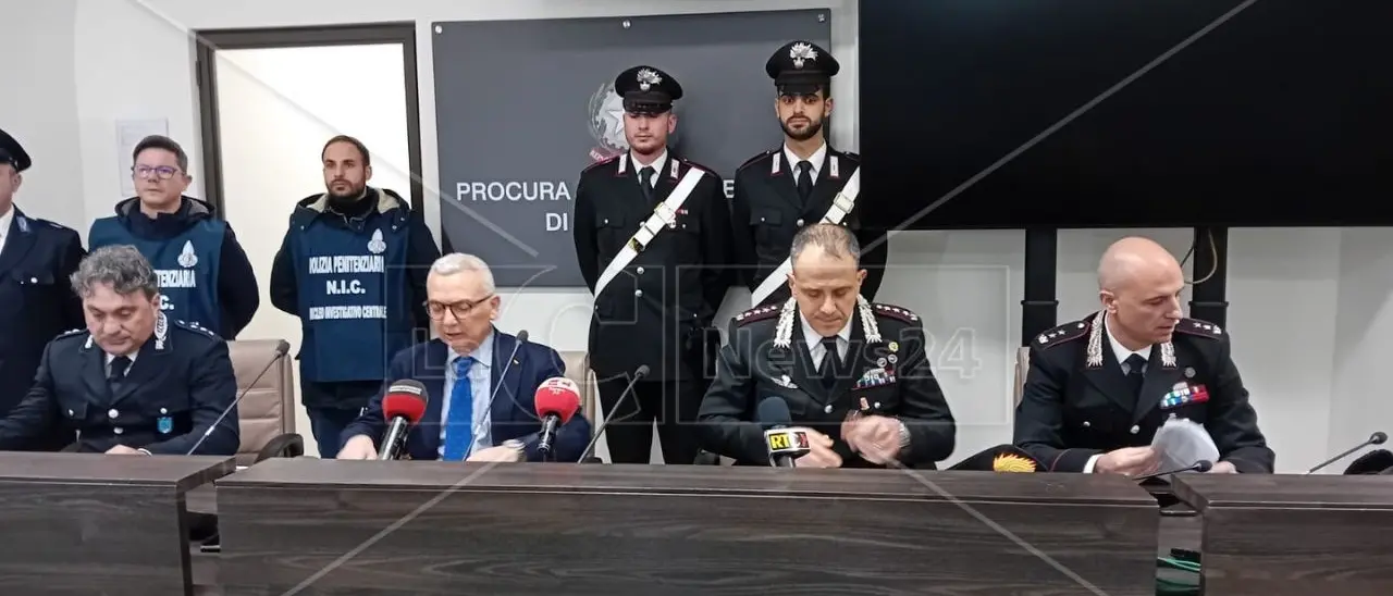 Telefonini e droga nel carcere. «Una gestione inquietante a Catanzaro»