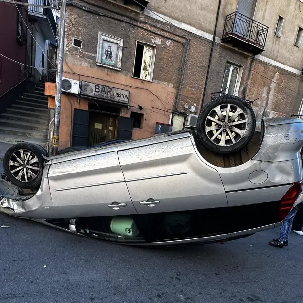 Corigliano Rossano, auto sbanda e si ribalta. Il ferito trasferito con l'elisoccorso a Cosenza
