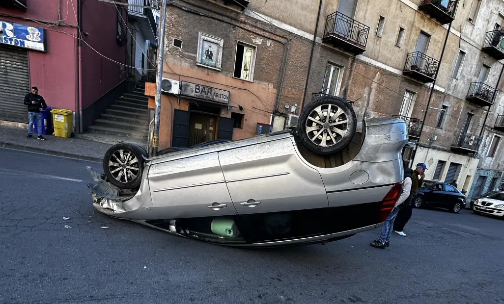 Corigliano Rossano, auto sbanda e si ribalta. Il ferito trasferito con l'elisoccorso a Cosenza