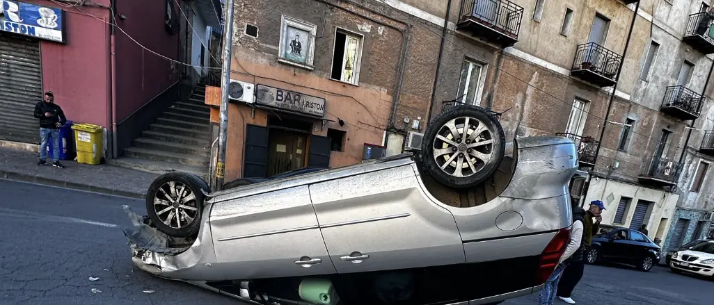Corigliano Rossano, auto sbanda e si ribalta. Il ferito trasferito con l'elisoccorso a Cosenza