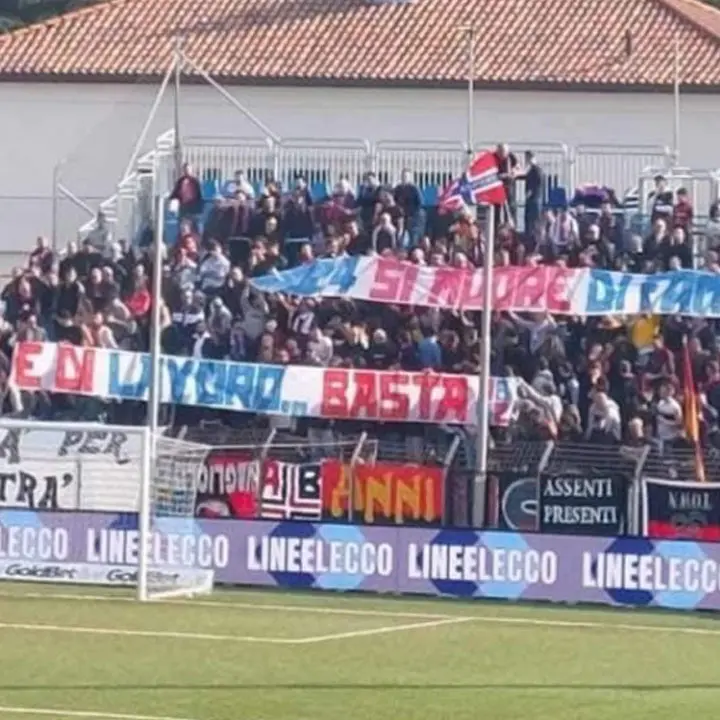 Cosenza, lo striscione che tutta Italia applaude: «Si muore di lavoro, basta»