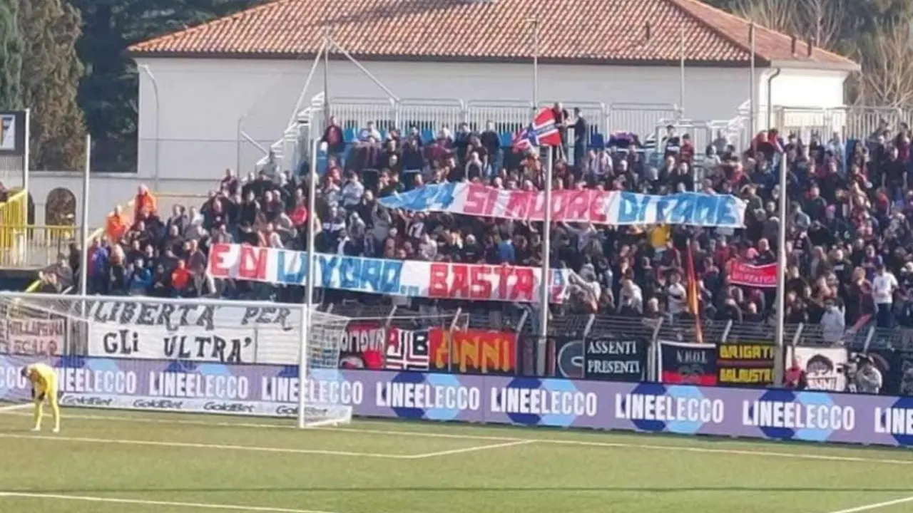 Cosenza, lo striscione che tutta Italia applaude: «Si muore di lavoro, basta»