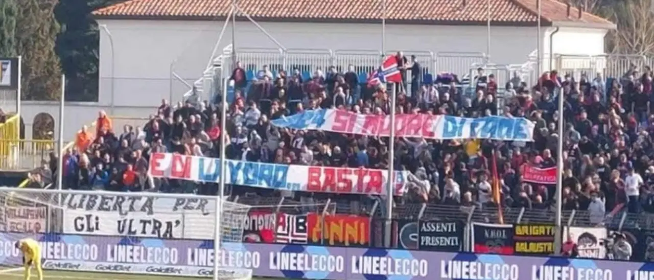 Cosenza, lo striscione che tutta Italia applaude: «Si muore di lavoro, basta»