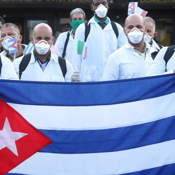 Medici cubani in Calabria, stipendi decurtati fino al 77%: si accende lo scontro politico