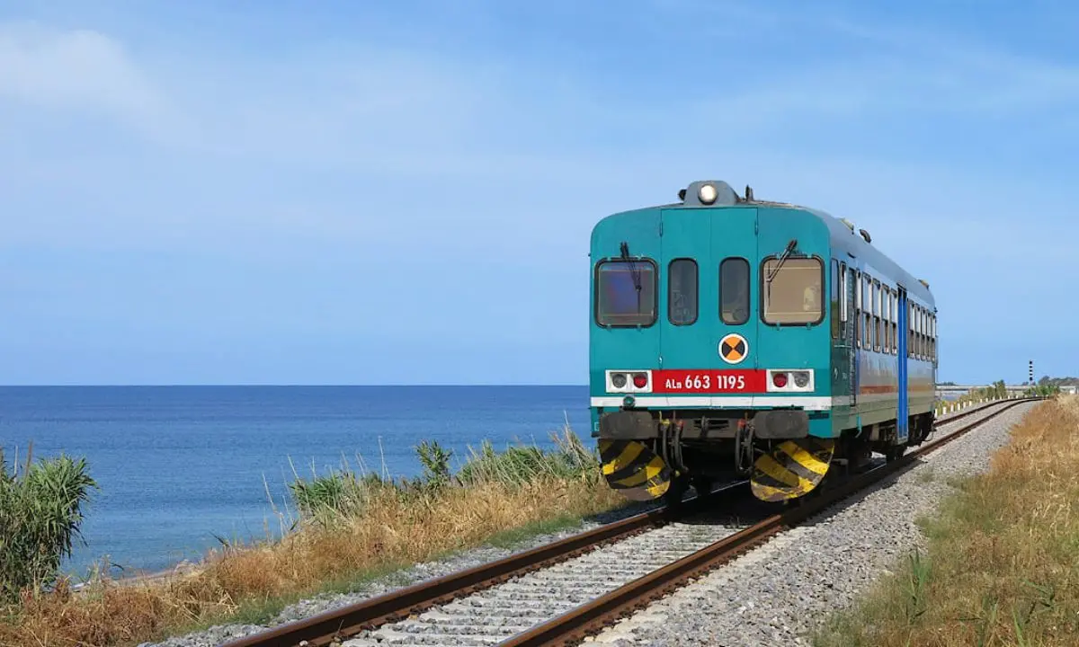Tra Ionio e Tirreno cento anni di differenza corrono lungo i binari dei treni: il paradossale gap