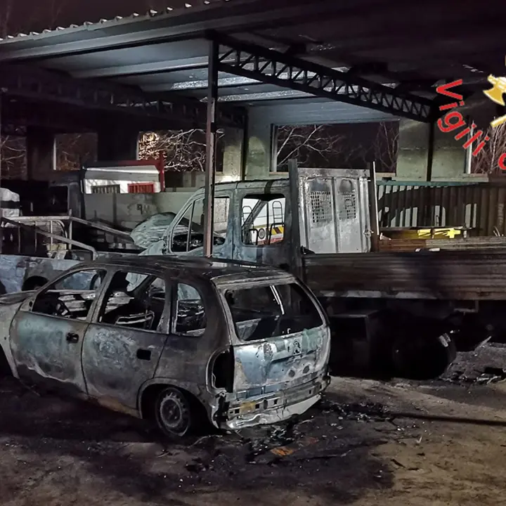 Rogo in un parcheggio di una ditta edile. Cinque automezzi in fiamme, pista dolosa?