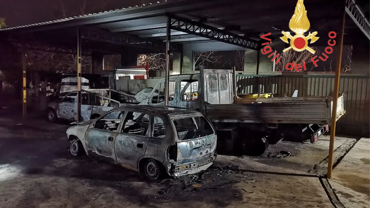 Rogo in un parcheggio di una ditta edile. Cinque automezzi in fiamme, pista dolosa?