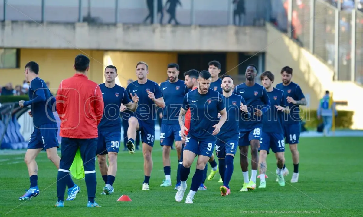 Derby Cosenza-Catanzaro, \"Marulla\" stracolmo: foto e video dentro e fuori lo stadio