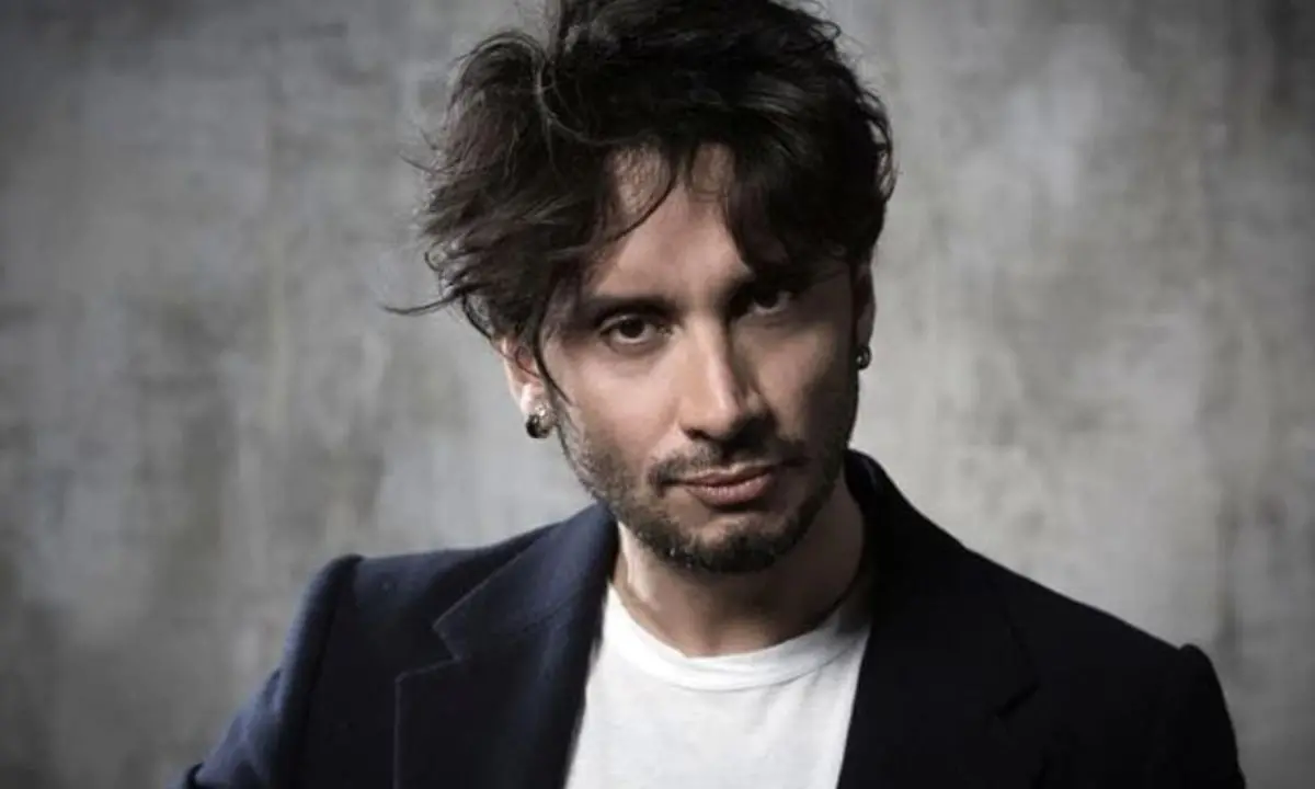 Fabrizio Moro: il ritorno dopo il buio, il nuovo album e i concerti per i 25 anni di carriera