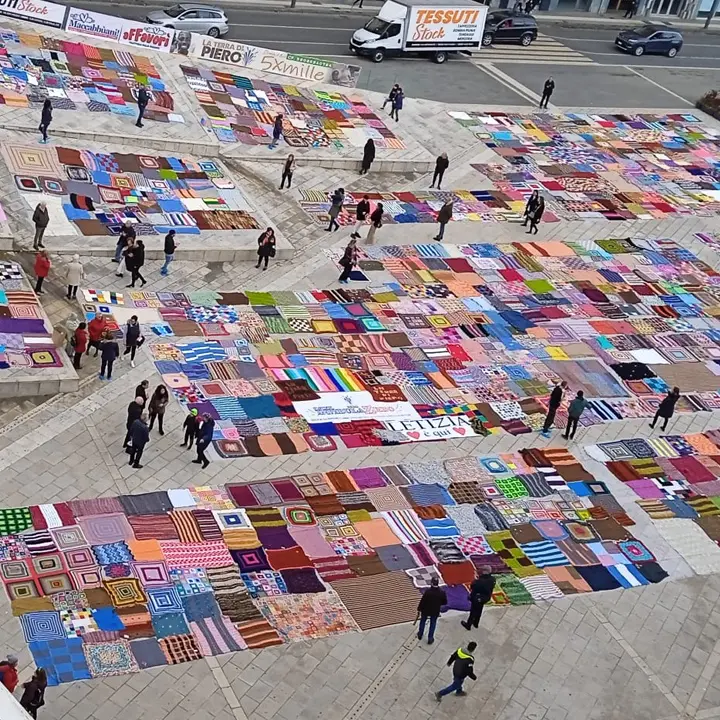 Cosenza mille culure... A piazza Bilotti le coperte solidali di InfibulaZero