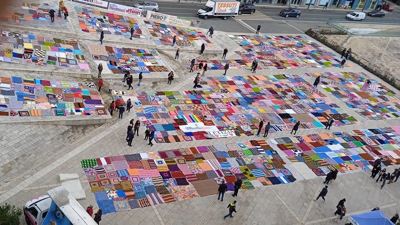 Cosenza mille culure... A piazza Bilotti le coperte solidali di InfibulaZero