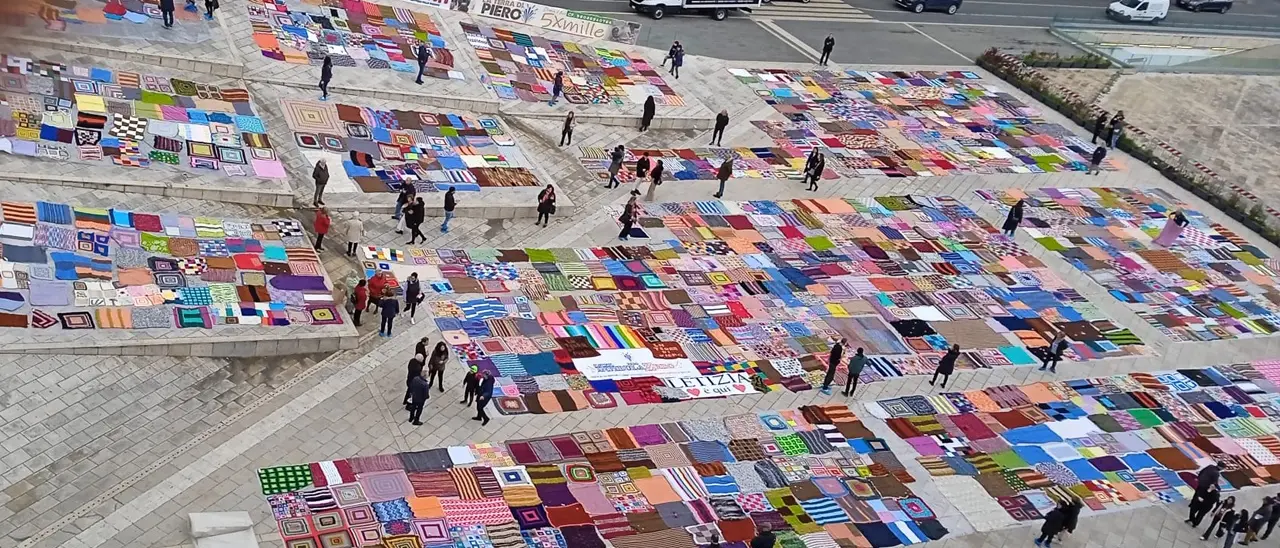 Cosenza mille culure... A piazza Bilotti le coperte solidali di InfibulaZero