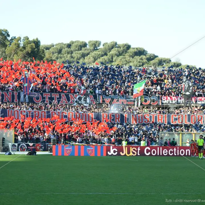 Allenamento a porte aperte in vista di Catanzaro-Cosenza, la Curva Nord: «Non lasciamo nulla di intentato»