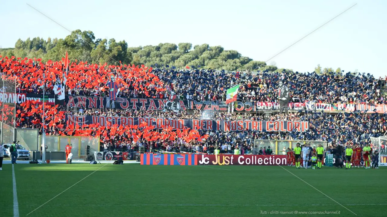 Allenamento a porte aperte in vista di Catanzaro-Cosenza, la Curva Nord: «Non lasciamo nulla di intentato»