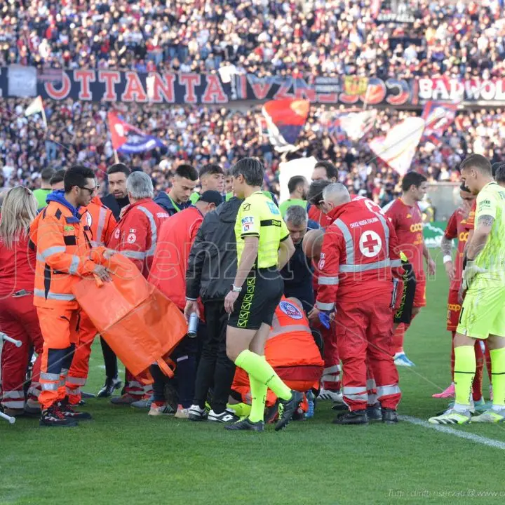 Cosenza-Catanzaro sospesa per cinque minuti: il guardalinee va ko | FOTO
