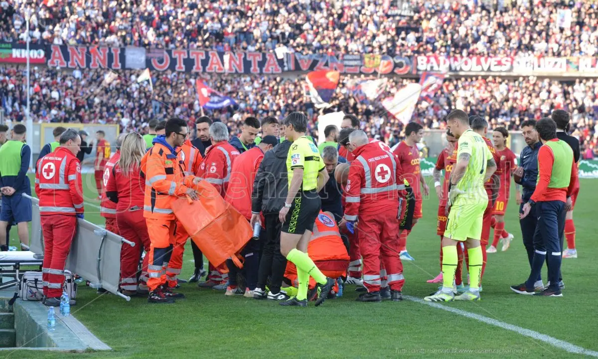 Cosenza-Catanzaro sospesa per cinque minuti: il guardalinee va ko | FOTO