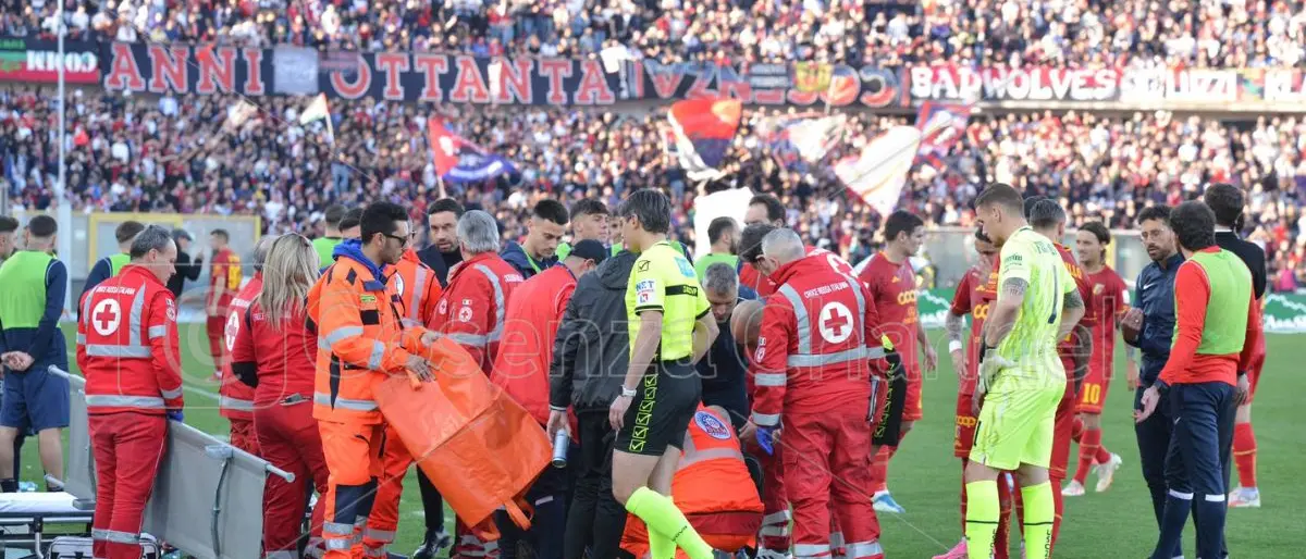 Cosenza-Catanzaro sospesa per cinque minuti: il guardalinee va ko | FOTO