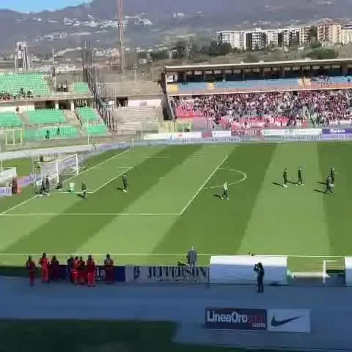 Derby Cosenza-Catanzaro, Iemmello accolto da una bordata di fischi | VIDEO