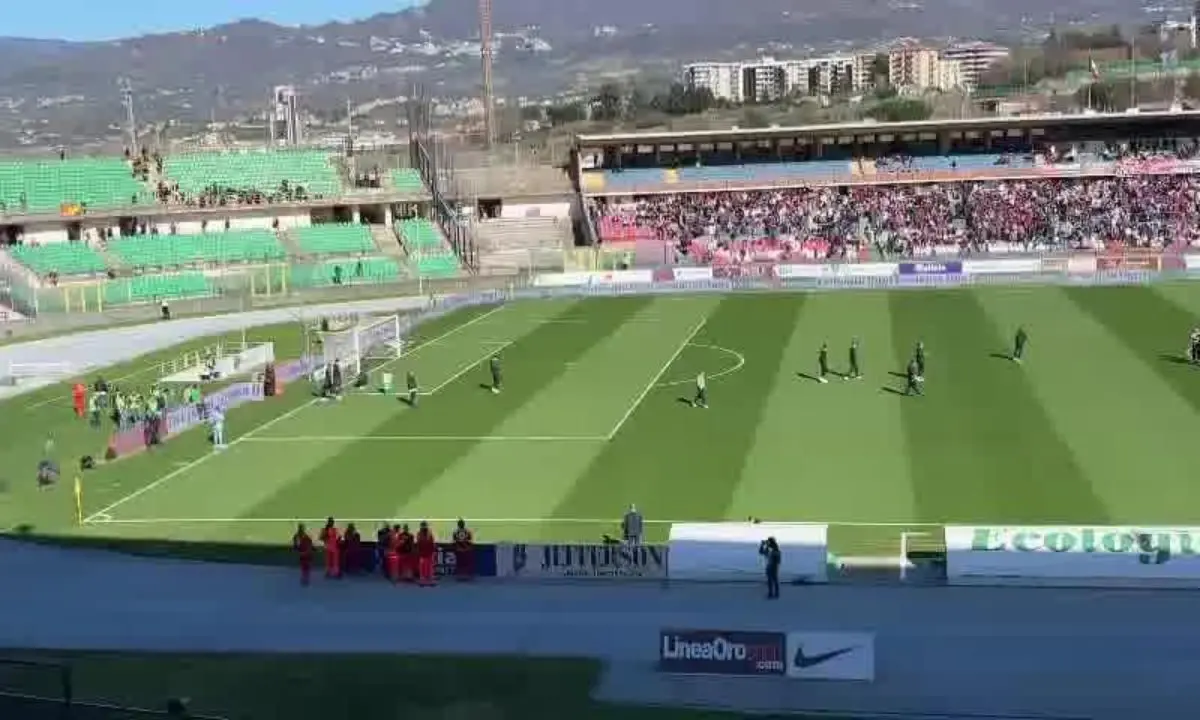 Derby Cosenza-Catanzaro, Iemmello accolto da una bordata di fischi | VIDEO