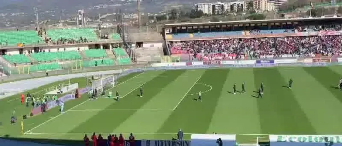 Derby Cosenza-Catanzaro, Iemmello accolto da una bordata di fischi | VIDEO