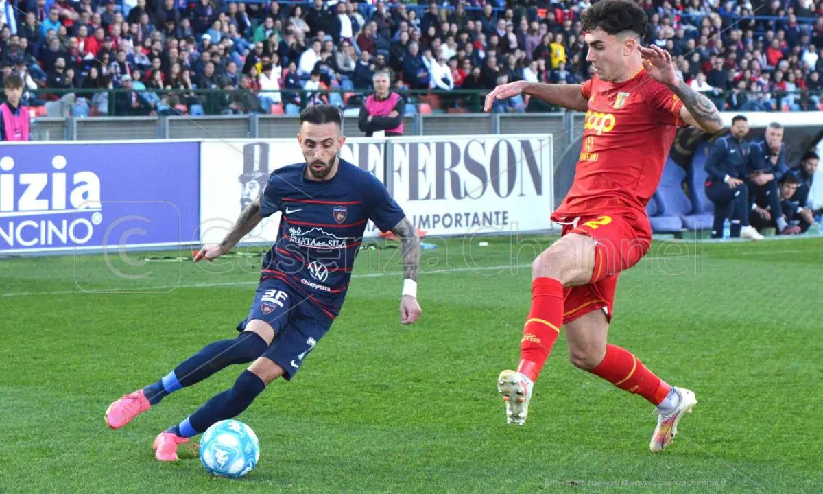 Derby Cosenza-Catanzaro, le foto del primo tempo: da Marras a Iemmello