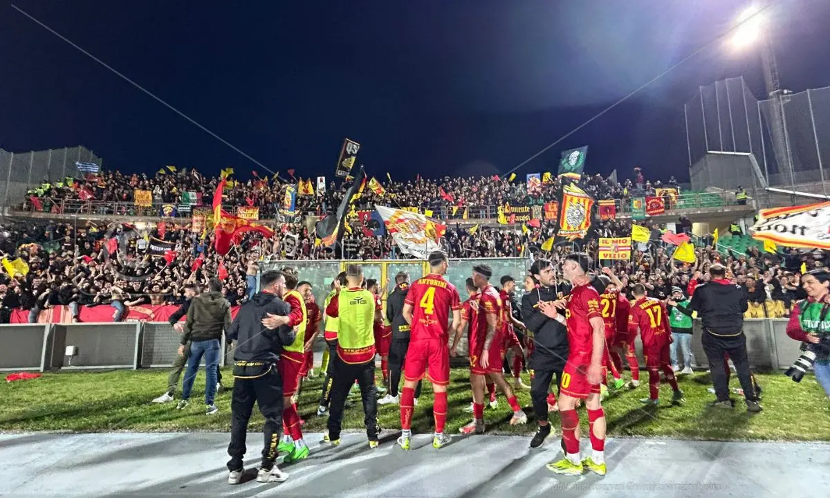 Festa giallorossa al \"Marulla\", il Catanzaro fa piangere i tifosi del Cosenza | FOTO