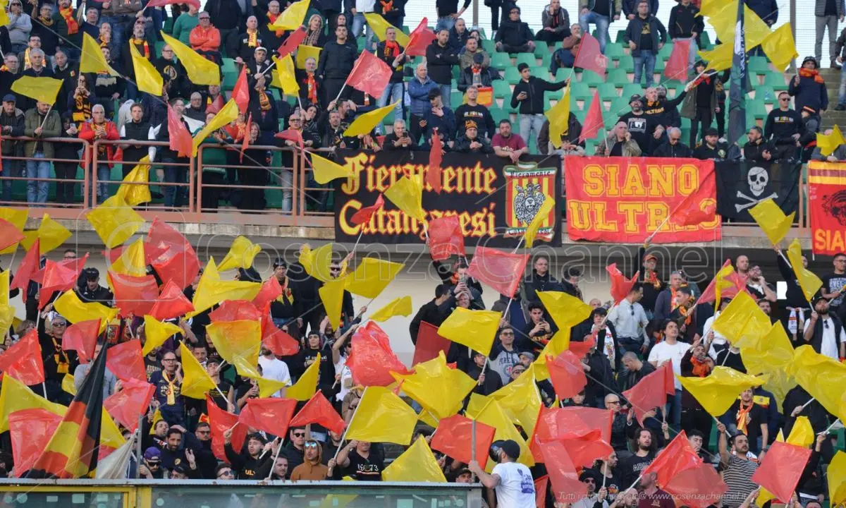 Gli ultras del Catanzaro: «Domenica vogliamo i tifosi cosentini al Ceravolo»