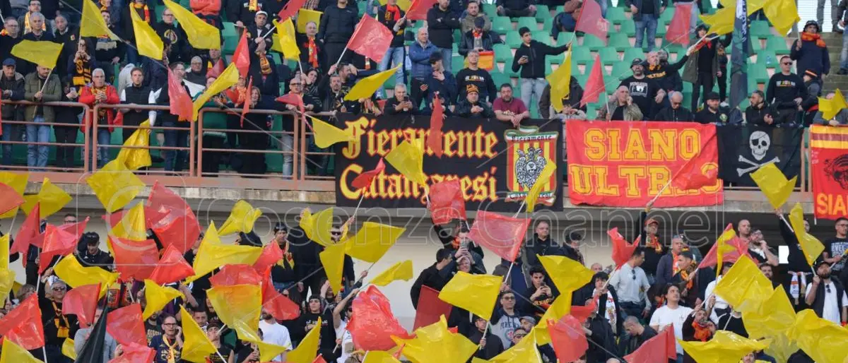 Gli ultras del Catanzaro: «Domenica vogliamo i tifosi cosentini al Ceravolo»