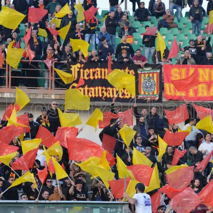 Gli ultrà del Catanzaro alla polizia: «Liberate il tifoso o blocchiamo Cosenza»