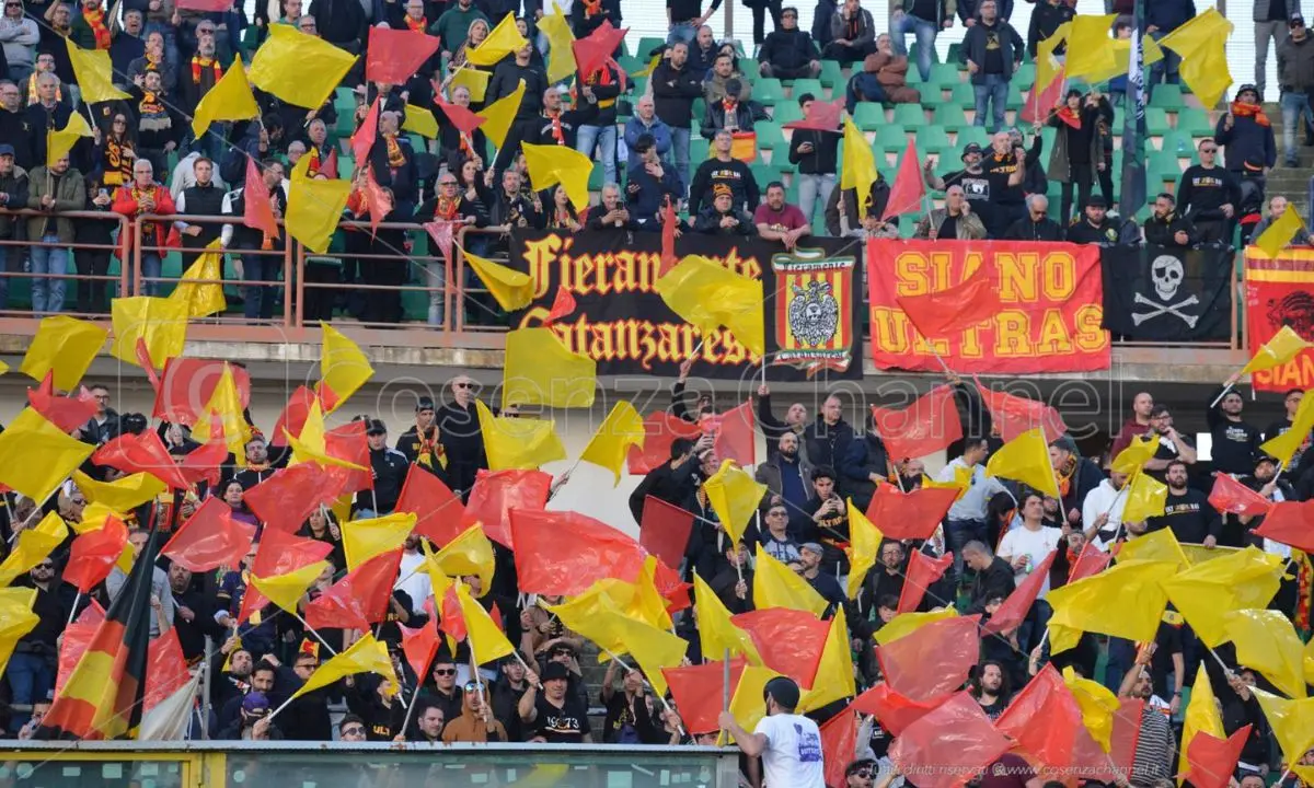 Gli ultrà del Catanzaro alla polizia: «Liberate il tifoso o blocchiamo Cosenza»