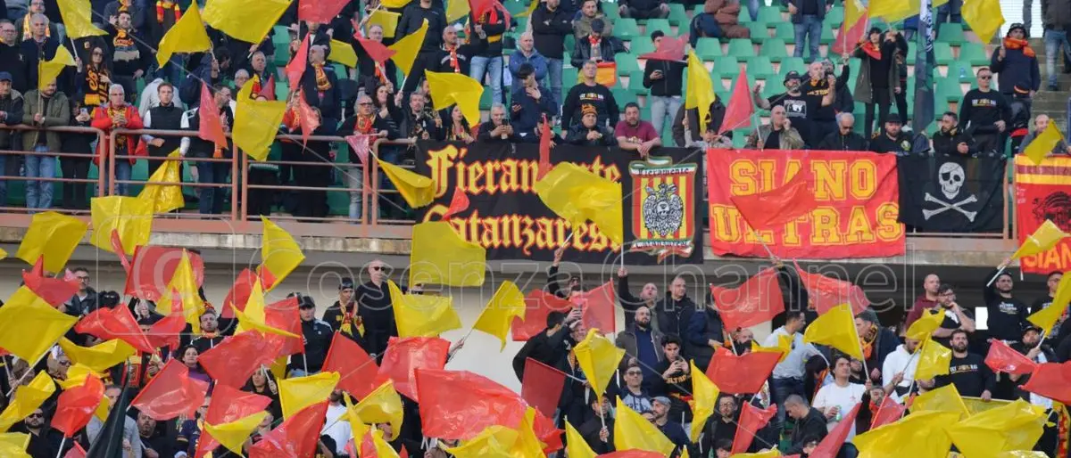 Gli ultrà del Catanzaro alla polizia: «Liberate il tifoso o blocchiamo Cosenza»