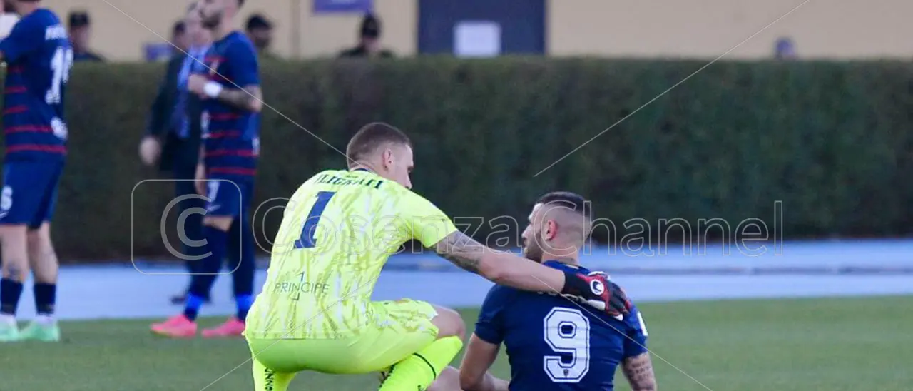 Ex Cosenza, brutto infortunio per Tutino: l'attaccante si rompe il malleolo