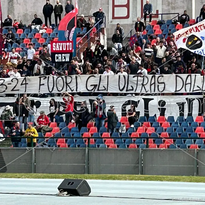 Scontri a Rende, otto ultrà del Catanzaro tornano in libertà: i nomi