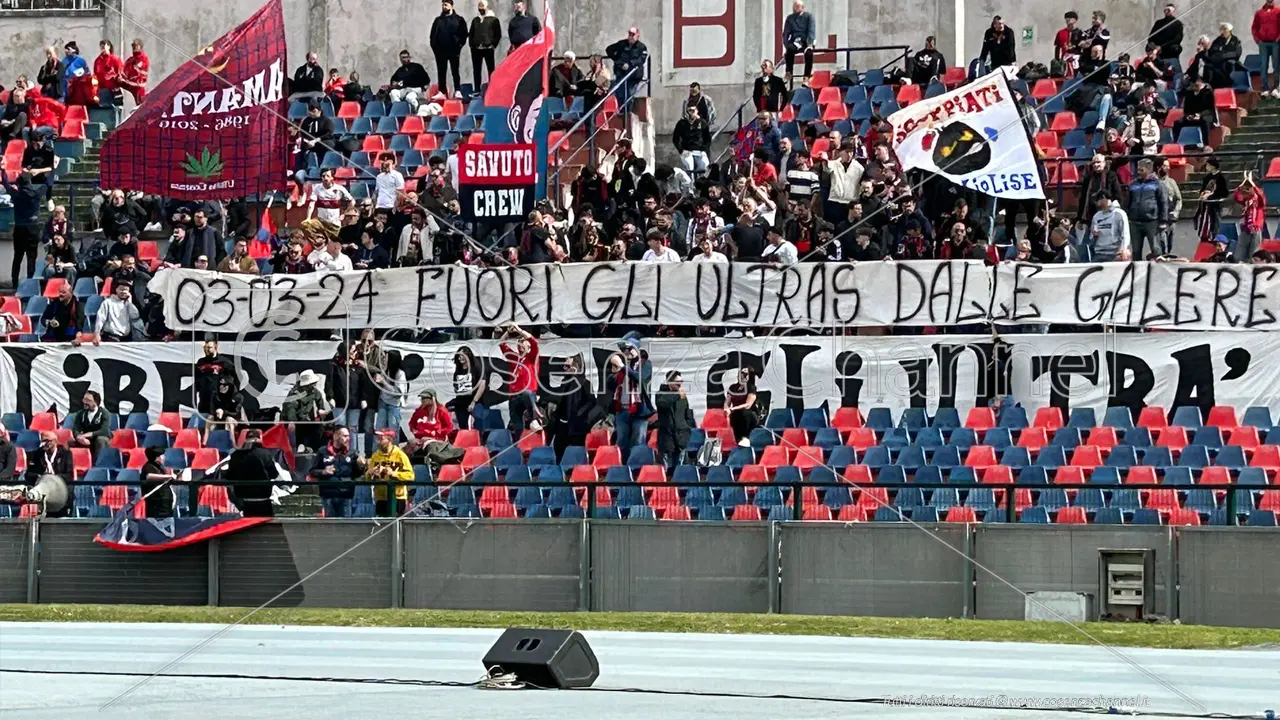 Scontri a Rende, otto ultrà del Catanzaro tornano in libertà: i nomi