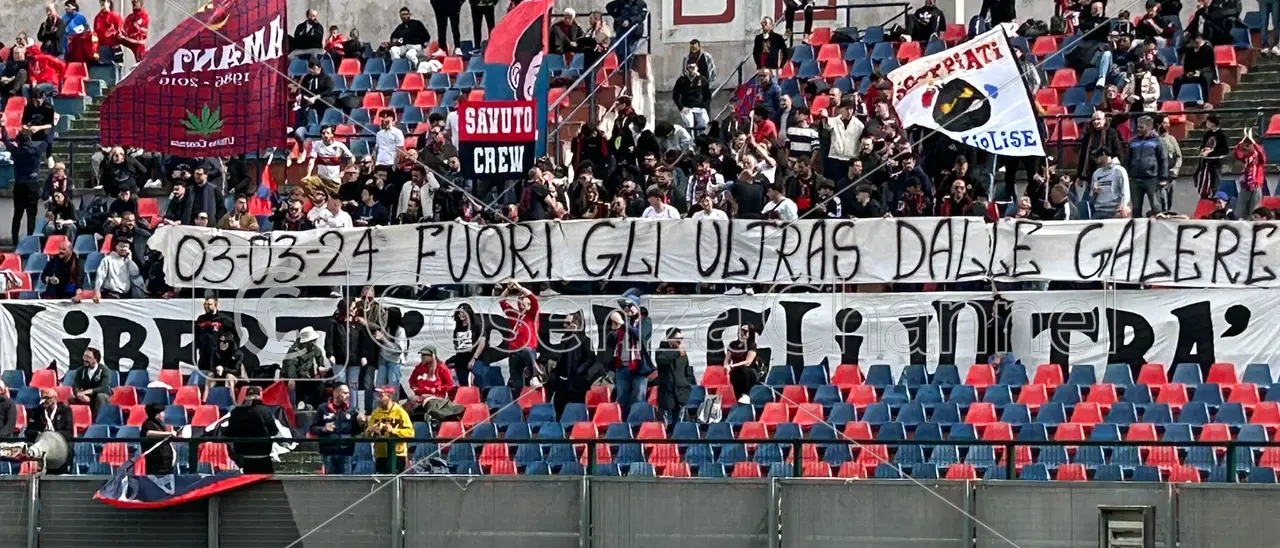 Scontri a Rende, otto ultrà del Catanzaro tornano in libertà: i nomi