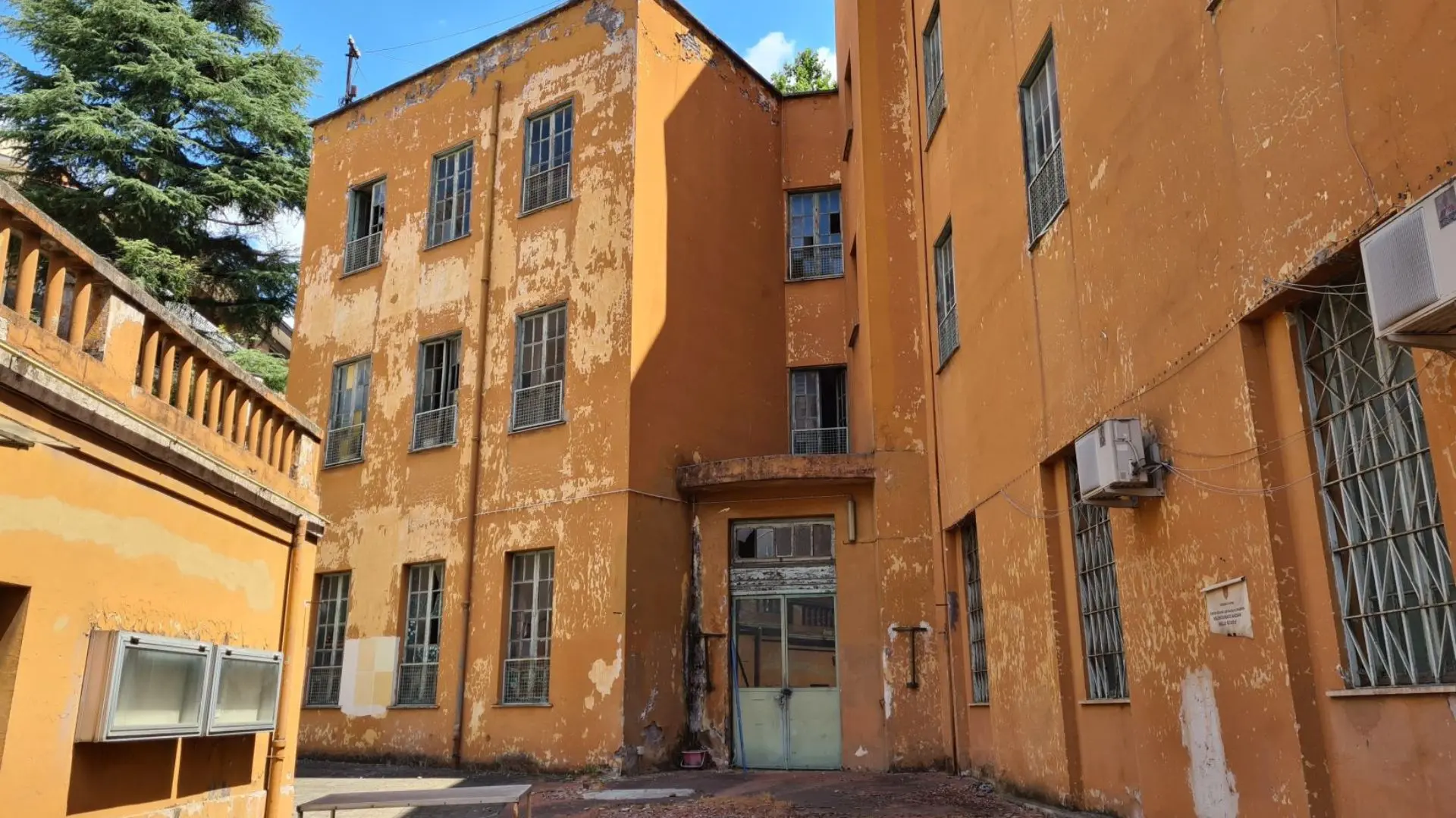 Scuola di Roma venduta ad un'azienda cosentina all'insaputa del Comune