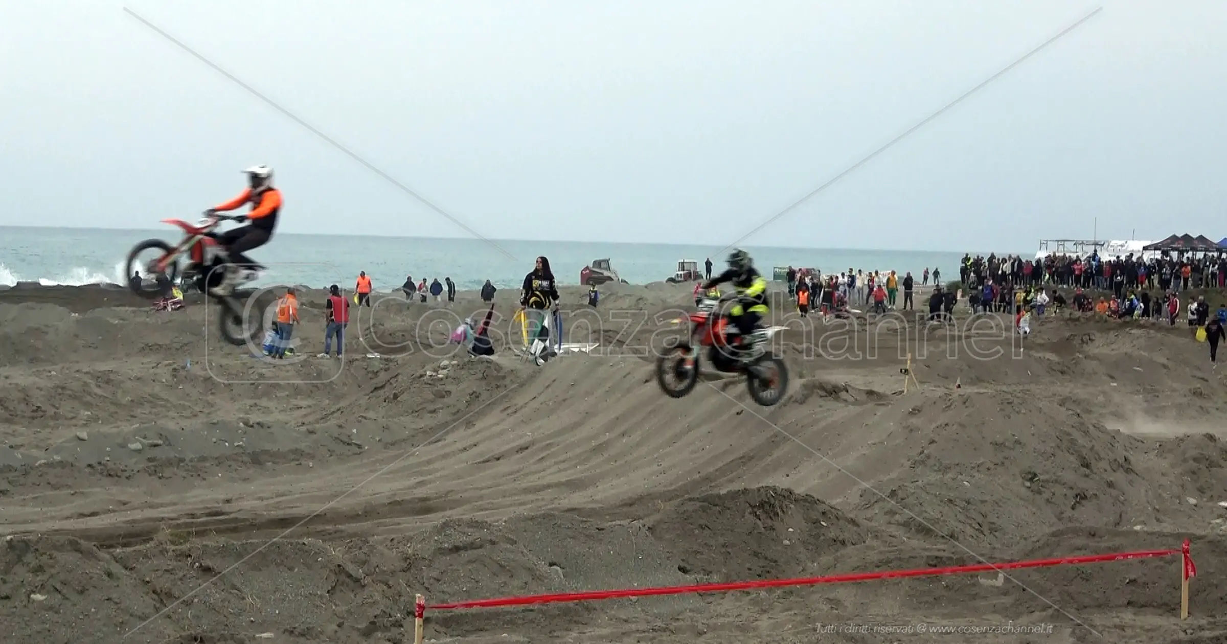 Paola, la gara di motocross sulla spiaggia fa infuriare gli ambientalisti