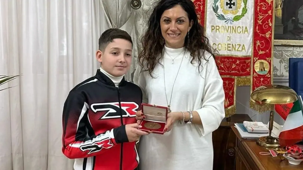 Cosenza, il giovanissimo pilota Michele Orlando ricevuto dalla presidente della Provincia