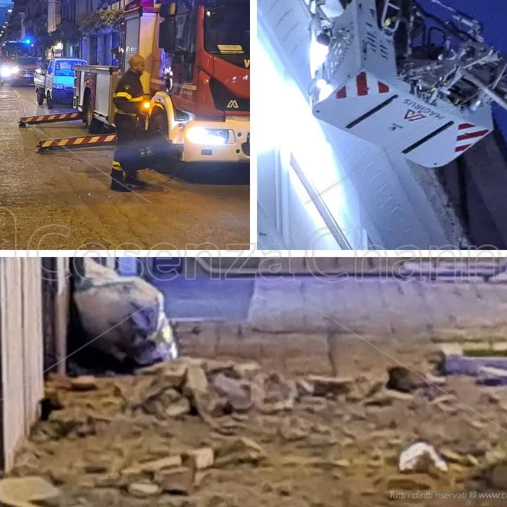Cade un cornicione nel centro di Cosenza, famiglia salva per miracolo