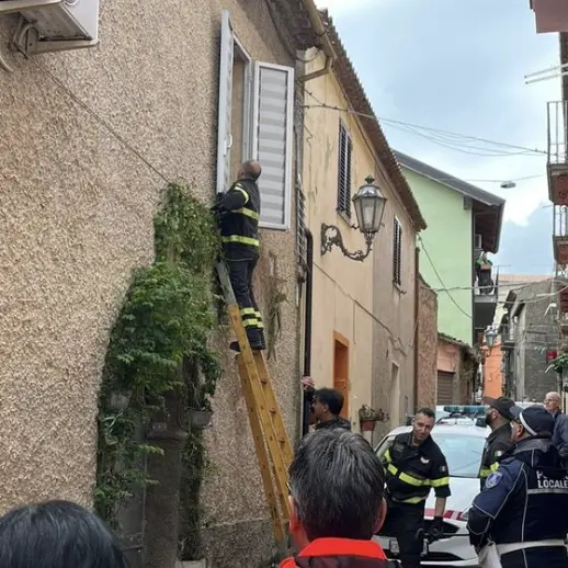 Rende, l'amica di un'anziana chiama la Croce Rossa e la salva: «Non risponde, aiutatela»