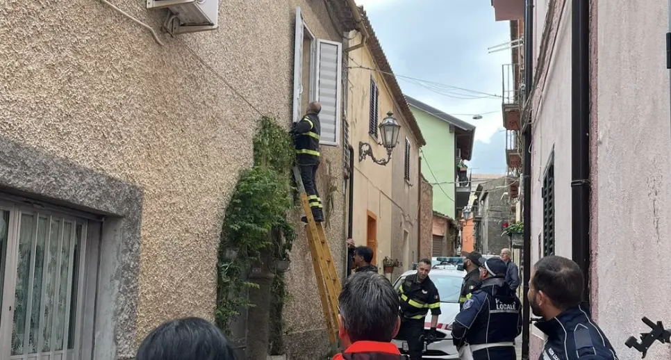 Rende, l'amica di un'anziana chiama la Croce Rossa e la salva: «Non risponde, aiutatela»