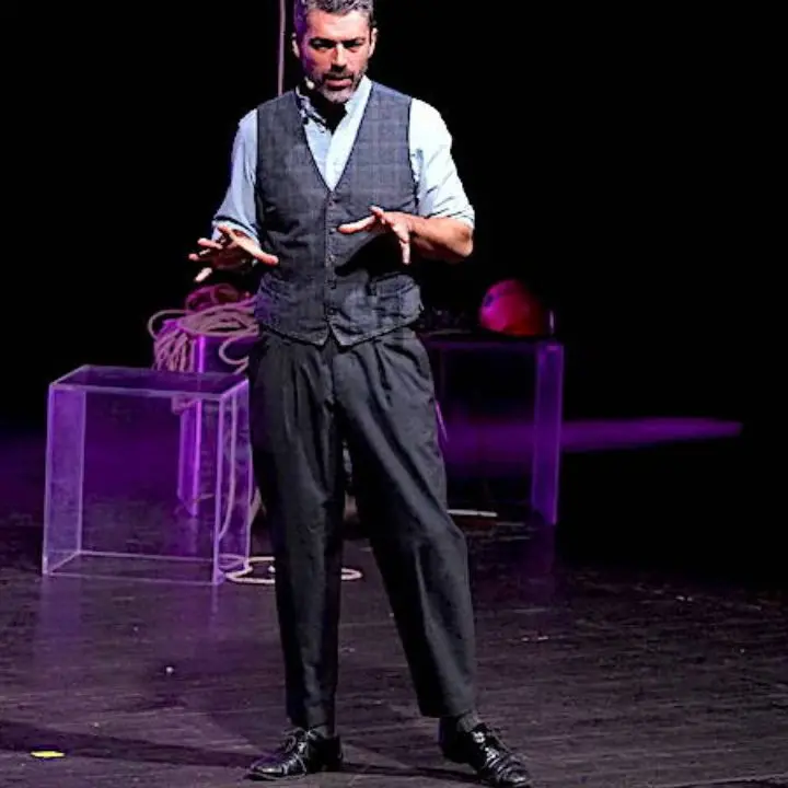 Luca Argentero a Rende, applausi e polemiche per le foto con i fan a 100 euro