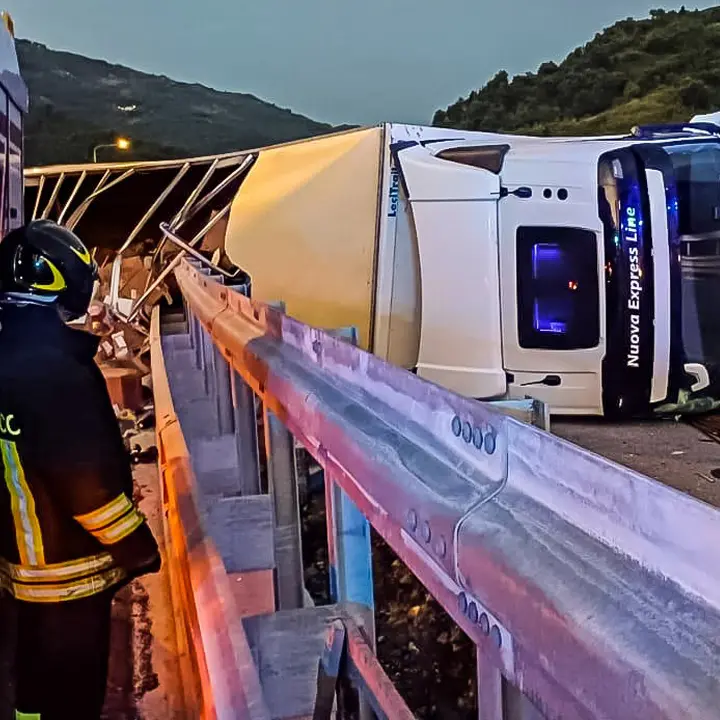 Camion si ribalta sull'autostrada A2 all'altezza dello svincolo Altilia-Grimaldi