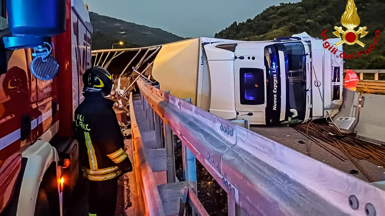 Camion si ribalta sull'autostrada A2 all'altezza dello svincolo Altilia-Grimaldi