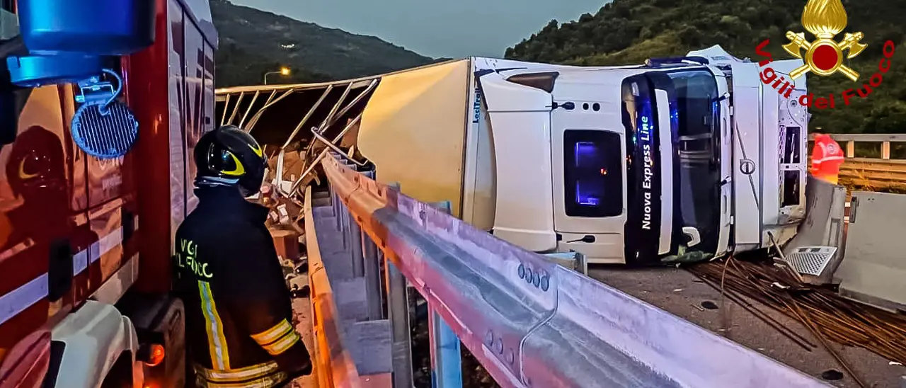 Camion si ribalta sull'autostrada A2 all'altezza dello svincolo Altilia-Grimaldi