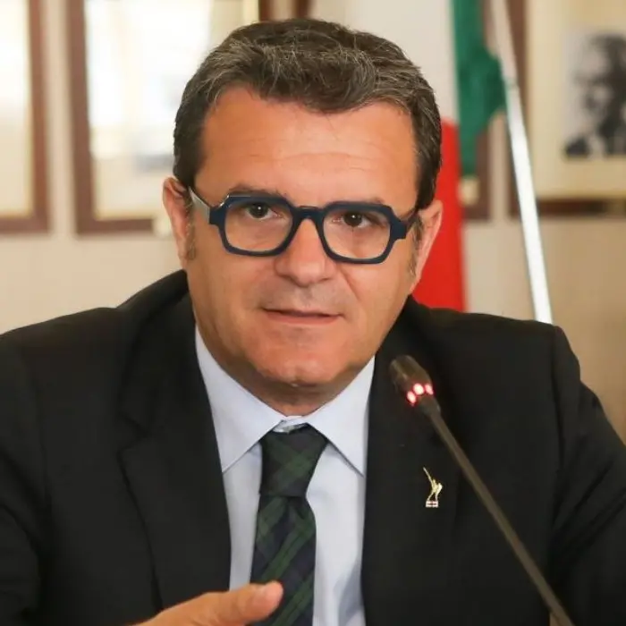 Corigliano Rossano, docente aggredito da uno studente per un voto basso: arriva la solidarietà di un senatore della Lega